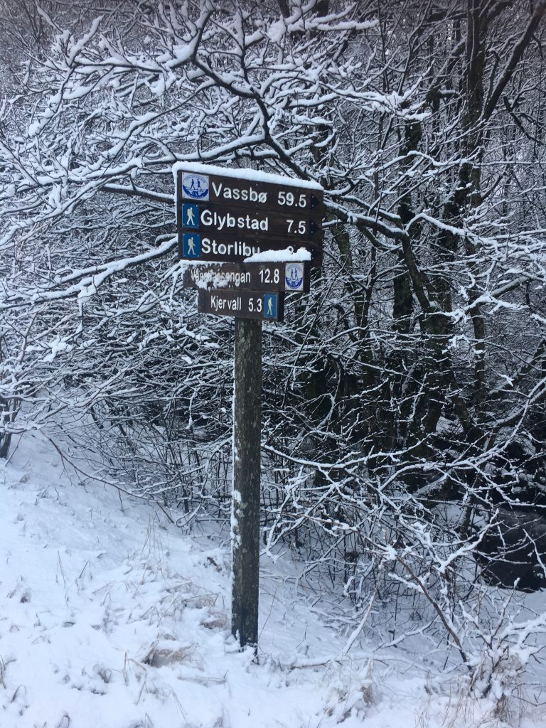 Skilting ved starten av turen til Storlibu
