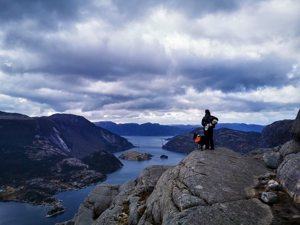 På vei langs Lysefjorden til Hatten