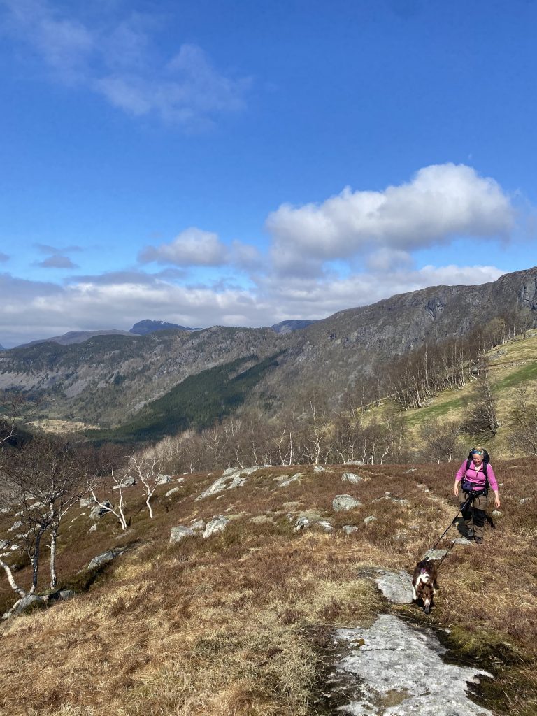 På vei oppover til fossen