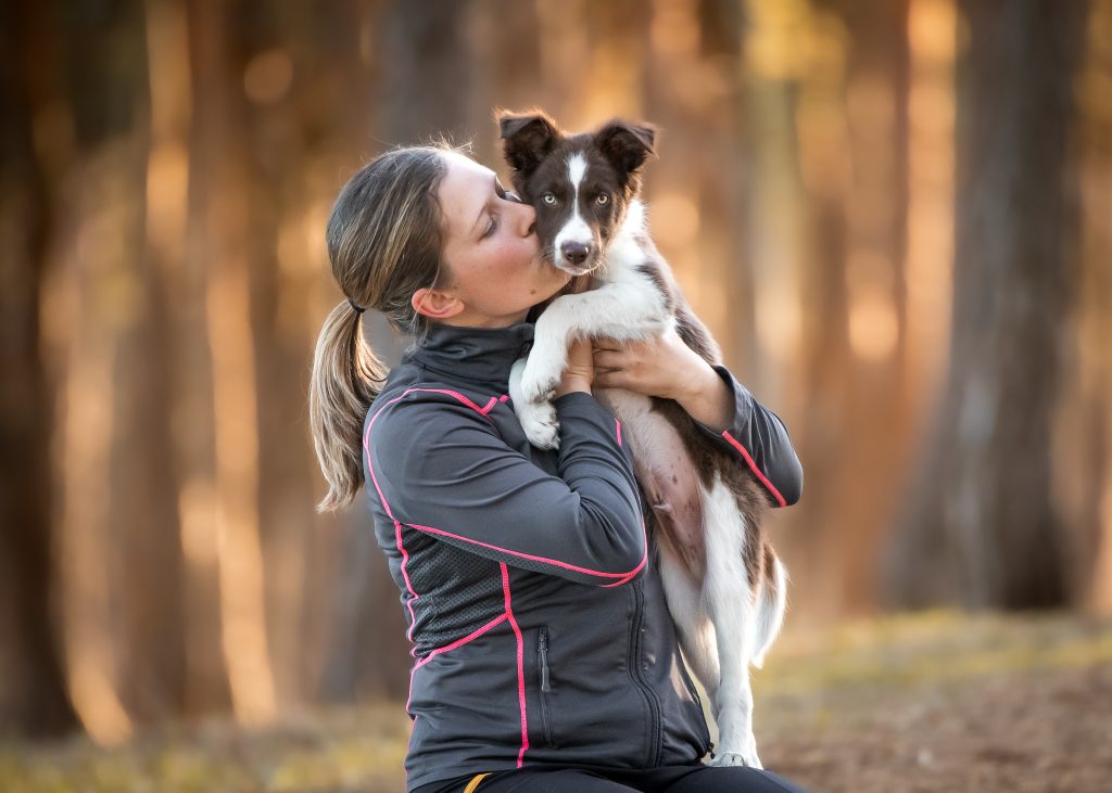 Isabelle og Neo i skog med baklys