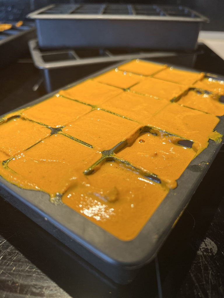 golden paste i isbitbrett klart for frysing